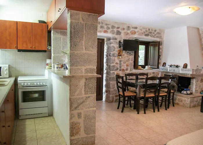 Anna's Garden Semesterbostad Triandafillia